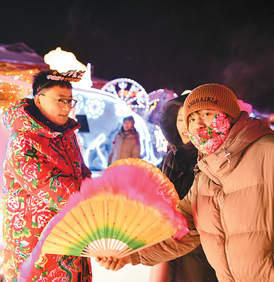 花车巡游期间，田典昊（左）与游客互动。受访者供图