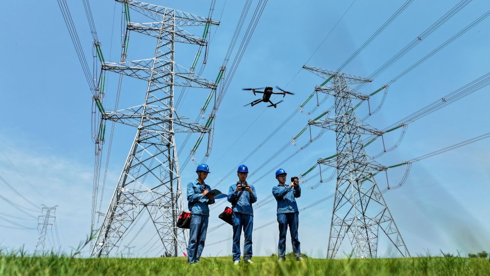 面对安徽、江苏持续高温，皖苏两省的电力工人联合对省际联络线及相关配电设施进行检修，并开展输变电设施巡视检查。这是在安徽省滁州市南谯区，电力工人运用无人机对500千伏输电线路进行巡视检查（2024年8月9日摄）。新华社记者 曹力 摄