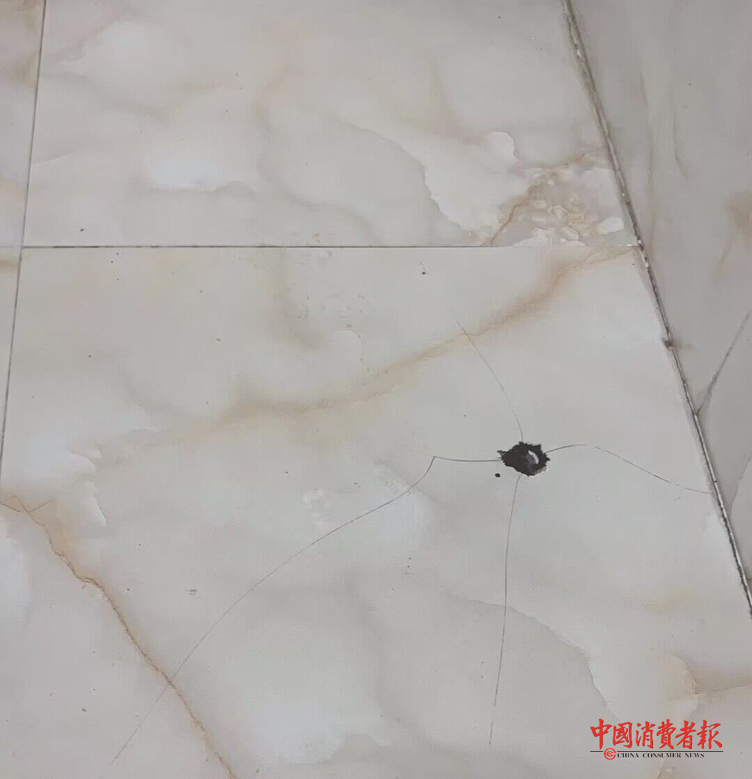 ▲打孔注胶后,吴女士家卫生间瓷砖出现裂纹。