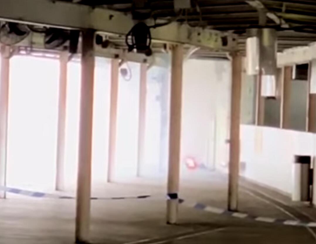 炸弹爆炸后冒出大量白烟（图源：香港《头条日报》）