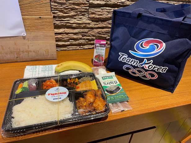 韩国设置的供餐中心给运动员准备的盒饭（图源：韩媒）