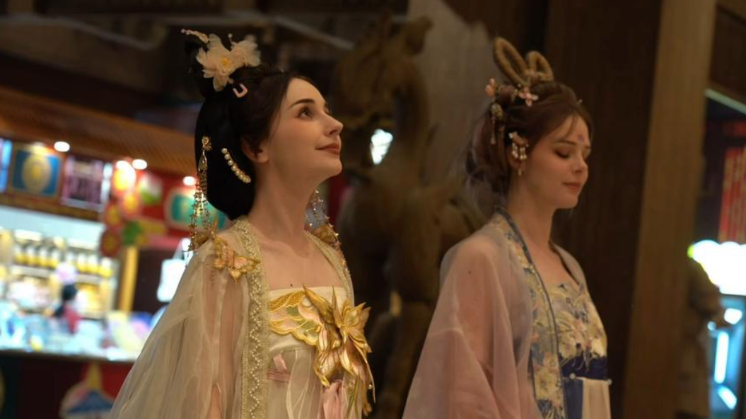 《Go East》视频截图