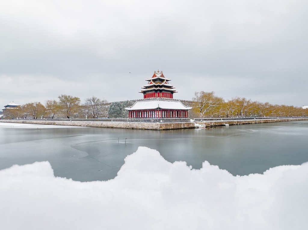 2023年12月11日,北京迎2023年冬季初雪,雪中故宫博物院角楼银装素裹