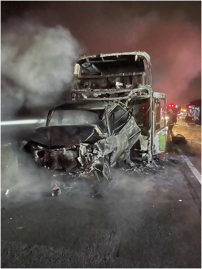 台湾中山高速公路苗栗头屋路段发生多车连环追撞严重事故，一辆游览车及一辆小轿车起火燃烧，目前火已被扑灭。图自联合新闻网