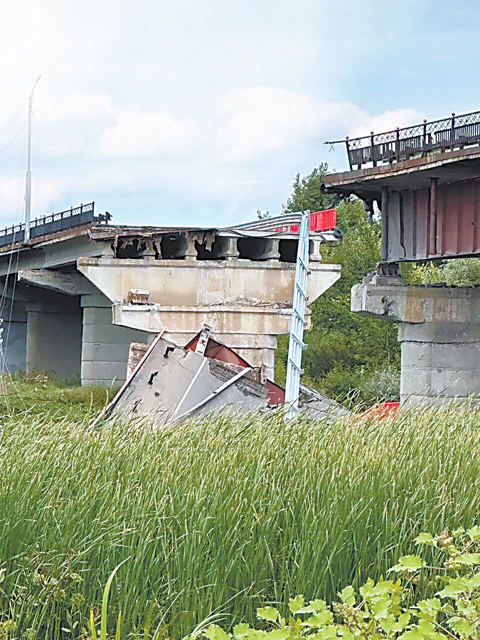 被炸大桥的画面。(图源:俄媒)