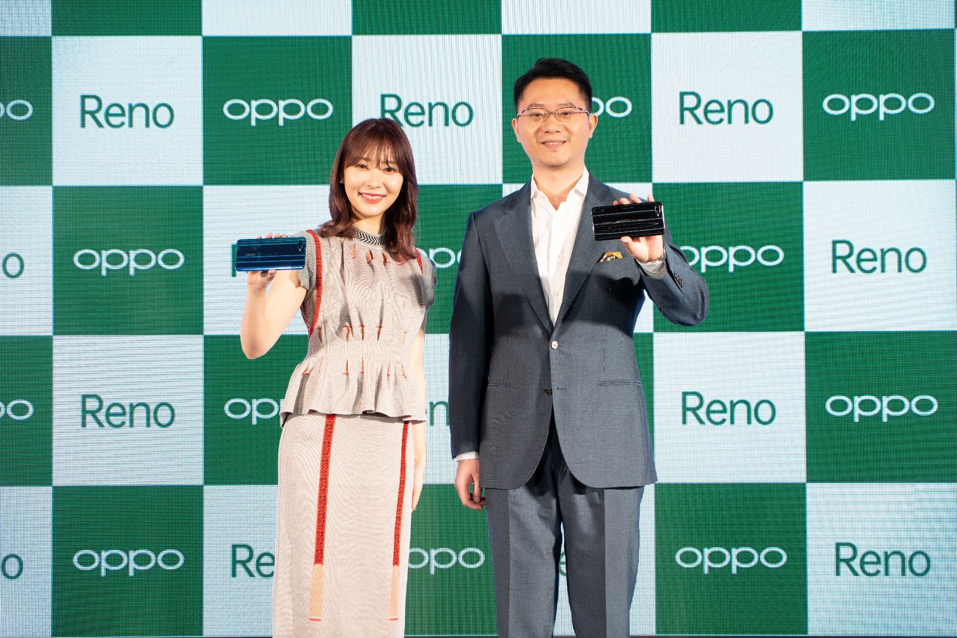 日本人气偶像指原莉乃和OPPO日本株式会社代表取缔役社长（CEO）邓宇辰共同发布OPPO Reno A