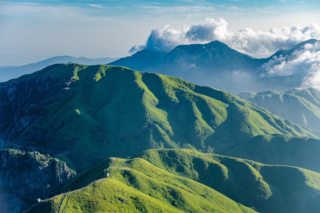 暑假期间,江西武功山进入了旅游的黄金季,晨曦中绵延10万亩的高山青