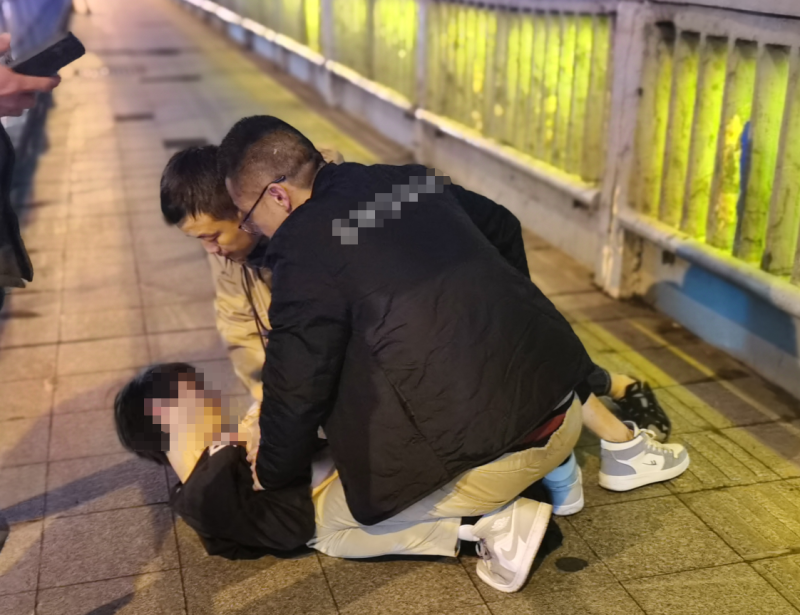 特警们执行完便衣抓捕任务归队途中，救回一名欲跳桥的年轻男子。