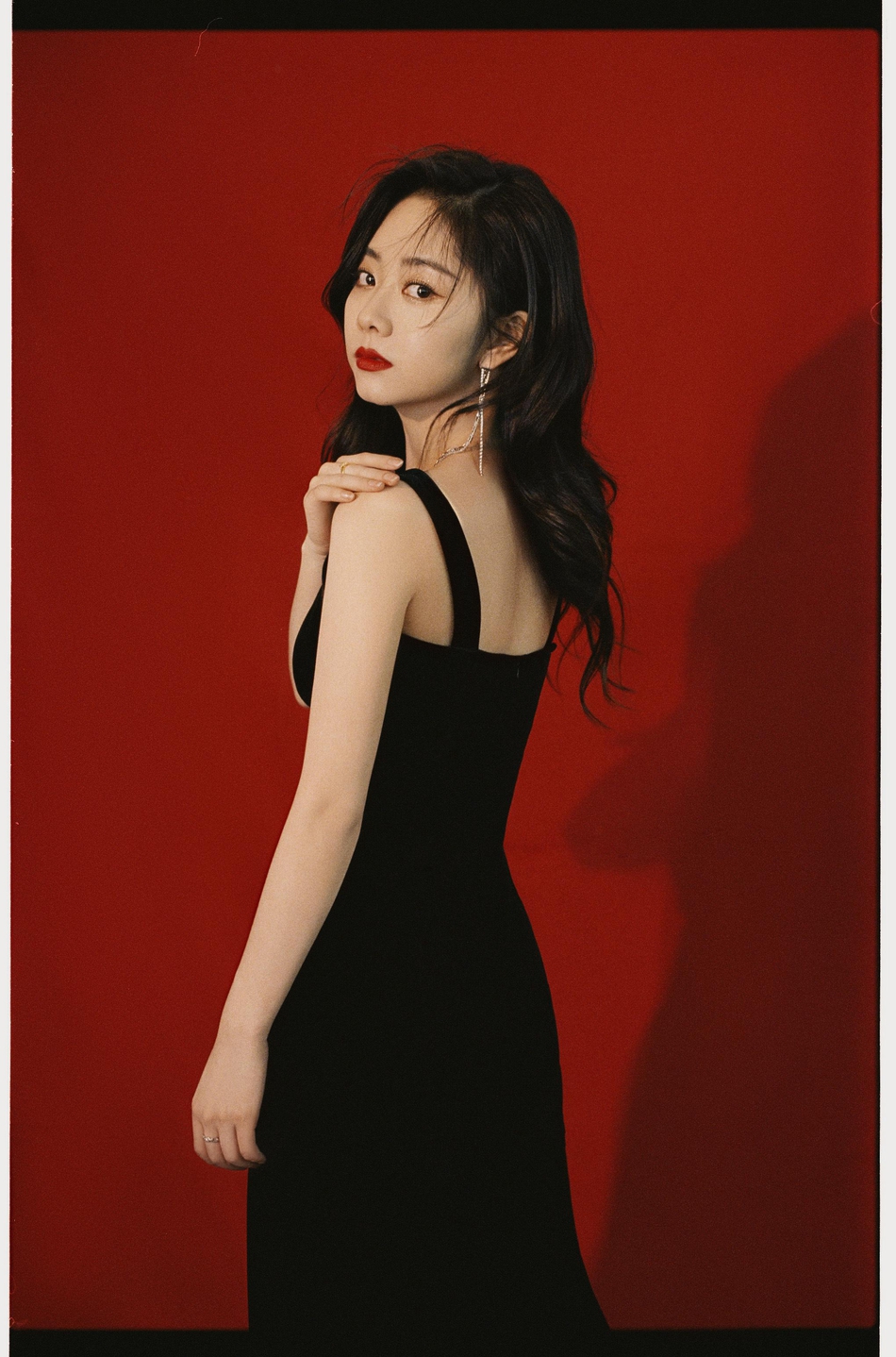 谭松韵穿黑丝绒吊带长裙 红唇大波浪气场十足