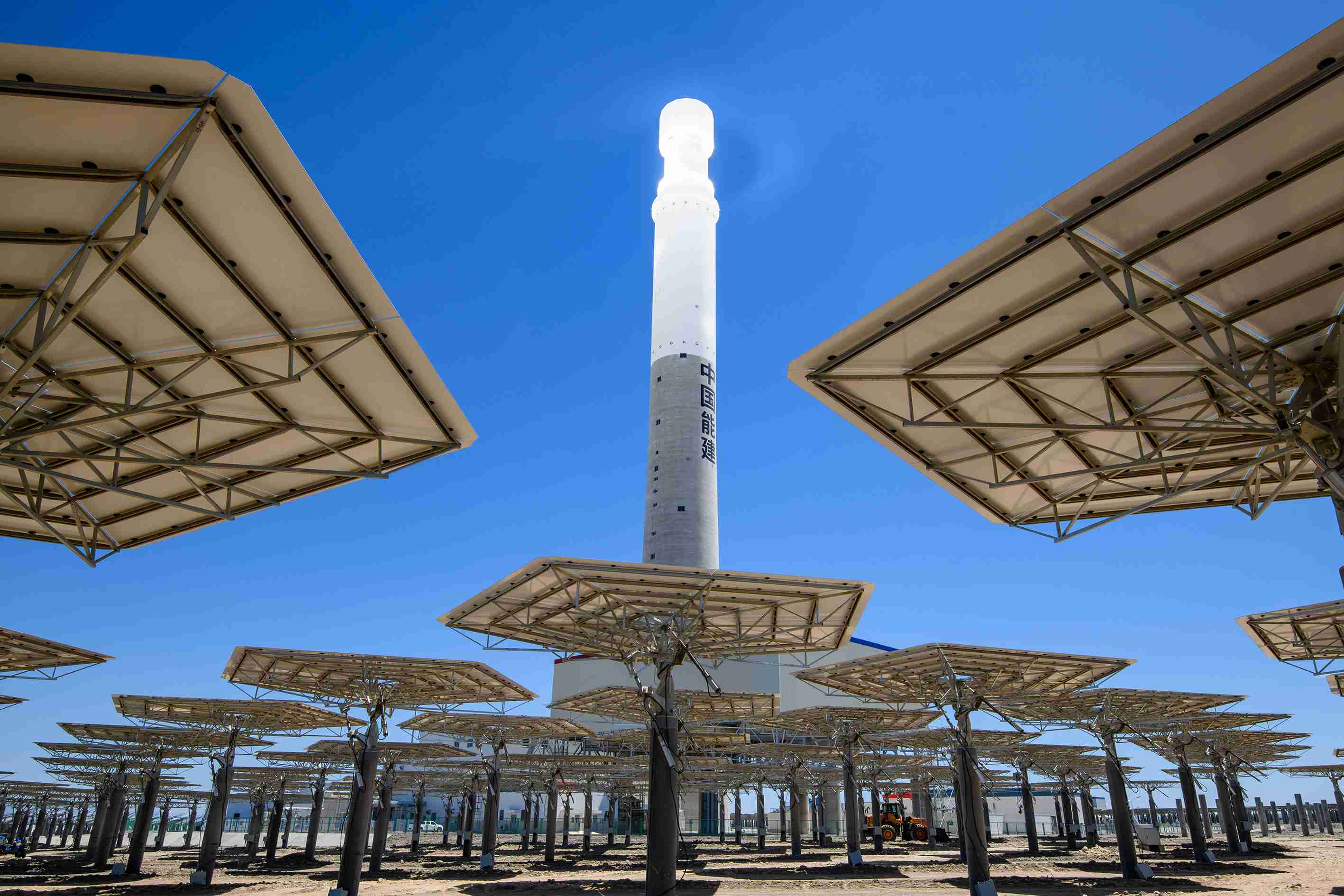 中国能建投资公司投资建设的哈密50兆瓦熔盐塔式光热发电站正在进行