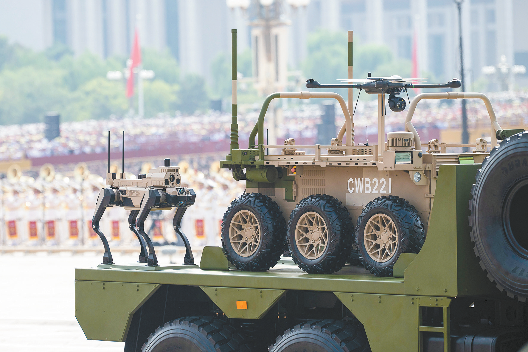 轮式无人车与四足机器人（视觉中国）