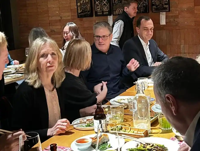 1月28日，英国首相斯塔默一行在北京的一家云南菜馆用餐。（视频截图）