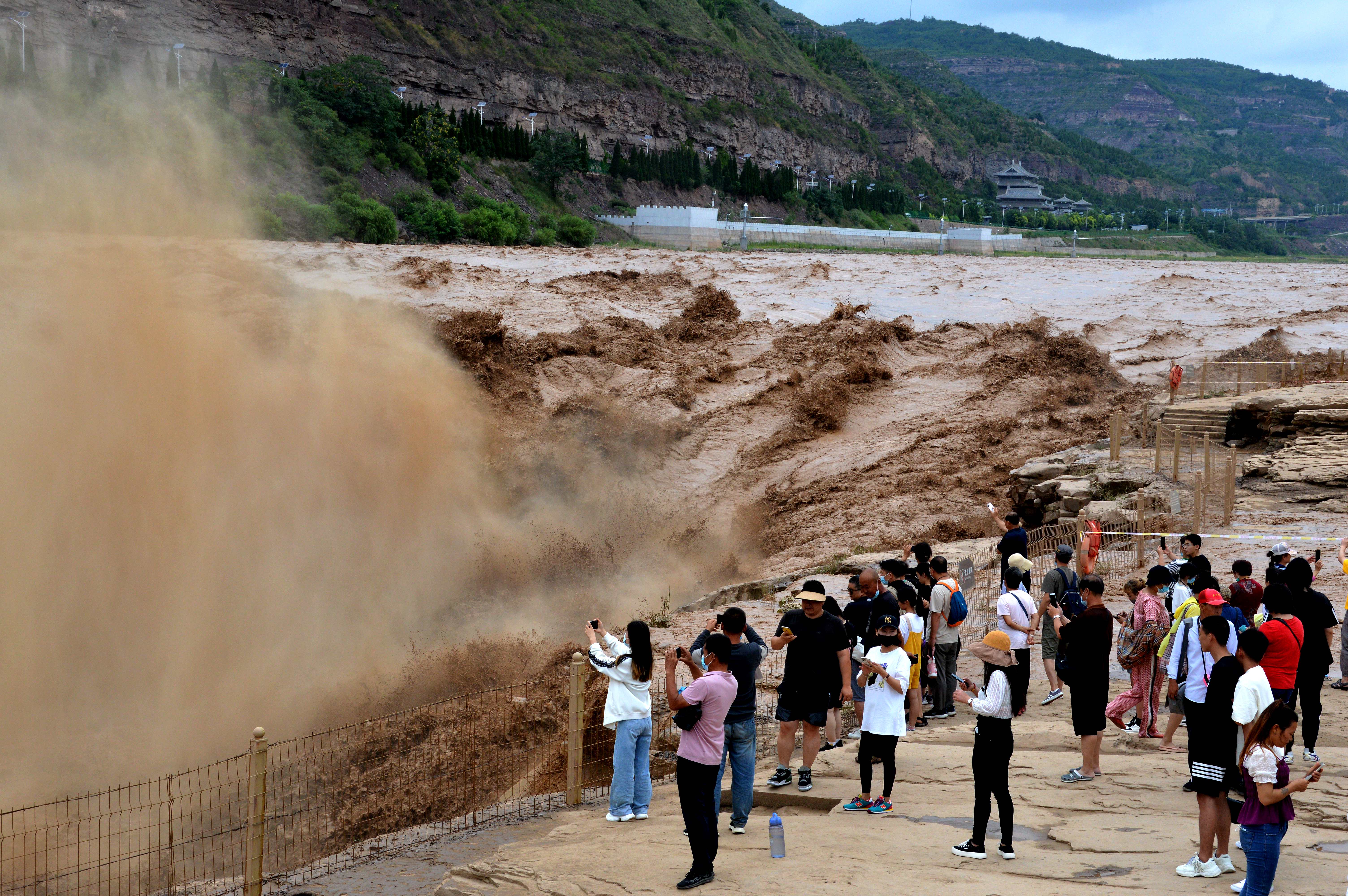 山西吉县黄河壶口瀑布水量大涨 吸引众多游客