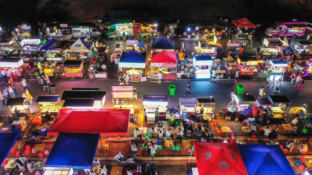 南宁江畔小镇夜市图片