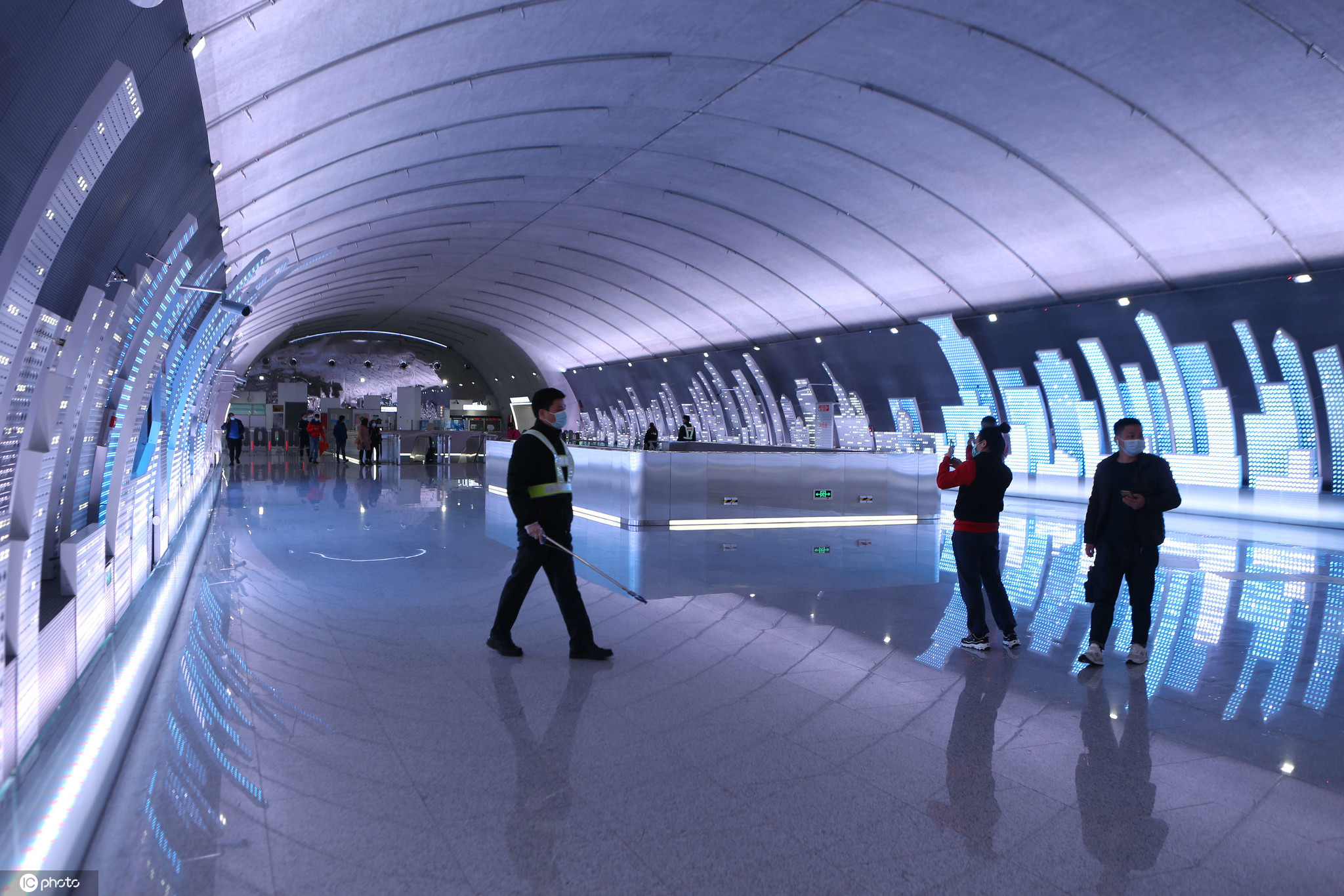 上海地铁吴中路站全无柱视觉效果美出高度