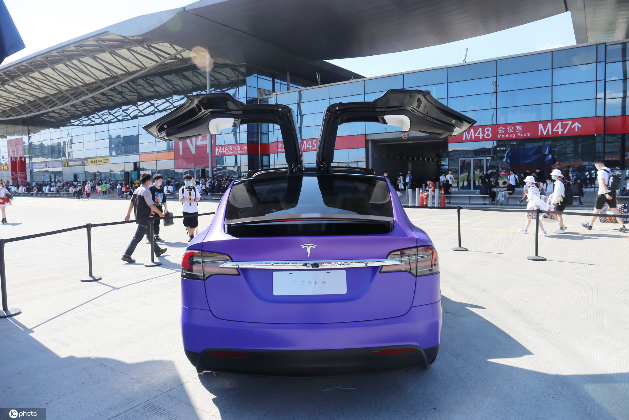 特斯拉跨界合作腾讯游戏02奇幻紫model02x亮相chinajoy