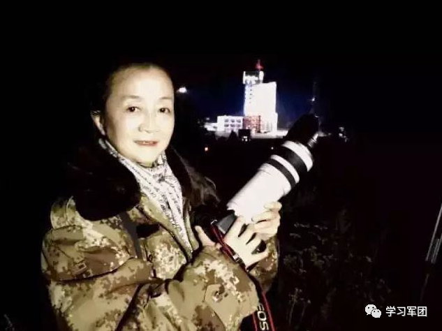 记者在西昌卫星发射中心采访卫星发射。