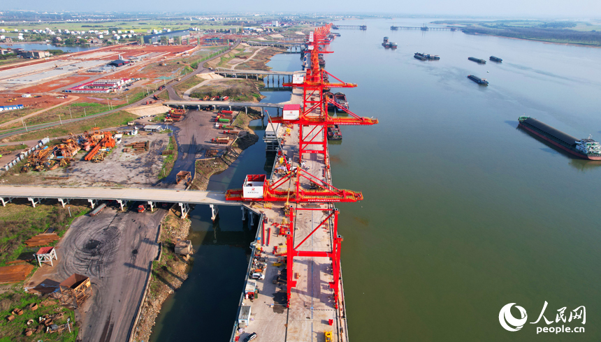 江西南昌内河港口码头作业忙