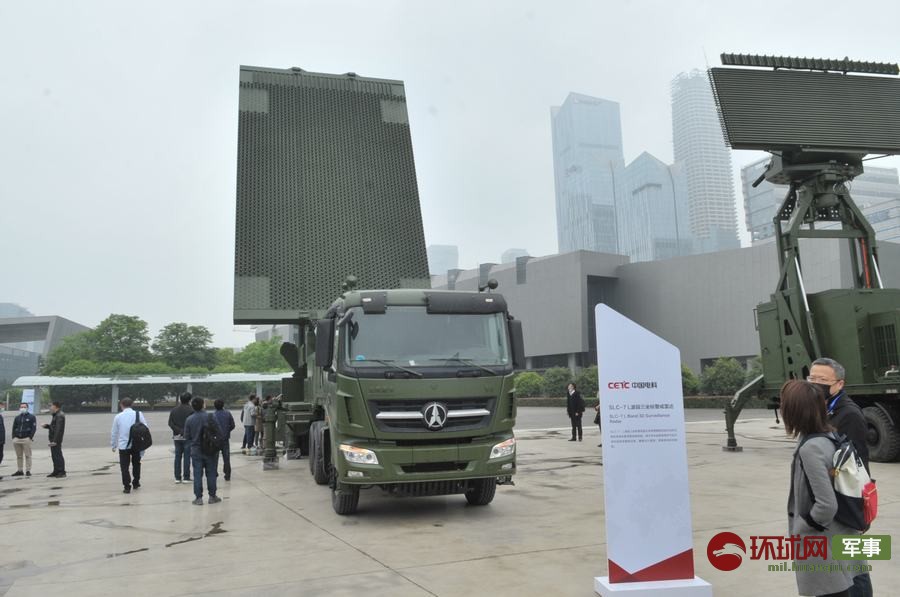 4月23日，观众在参观SLC-7型L波段三坐标警戒雷达。  杨铁虎 摄