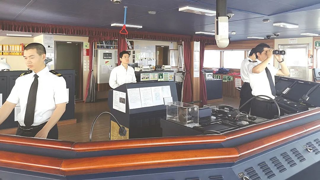 船员在驾驶台操纵船舶.