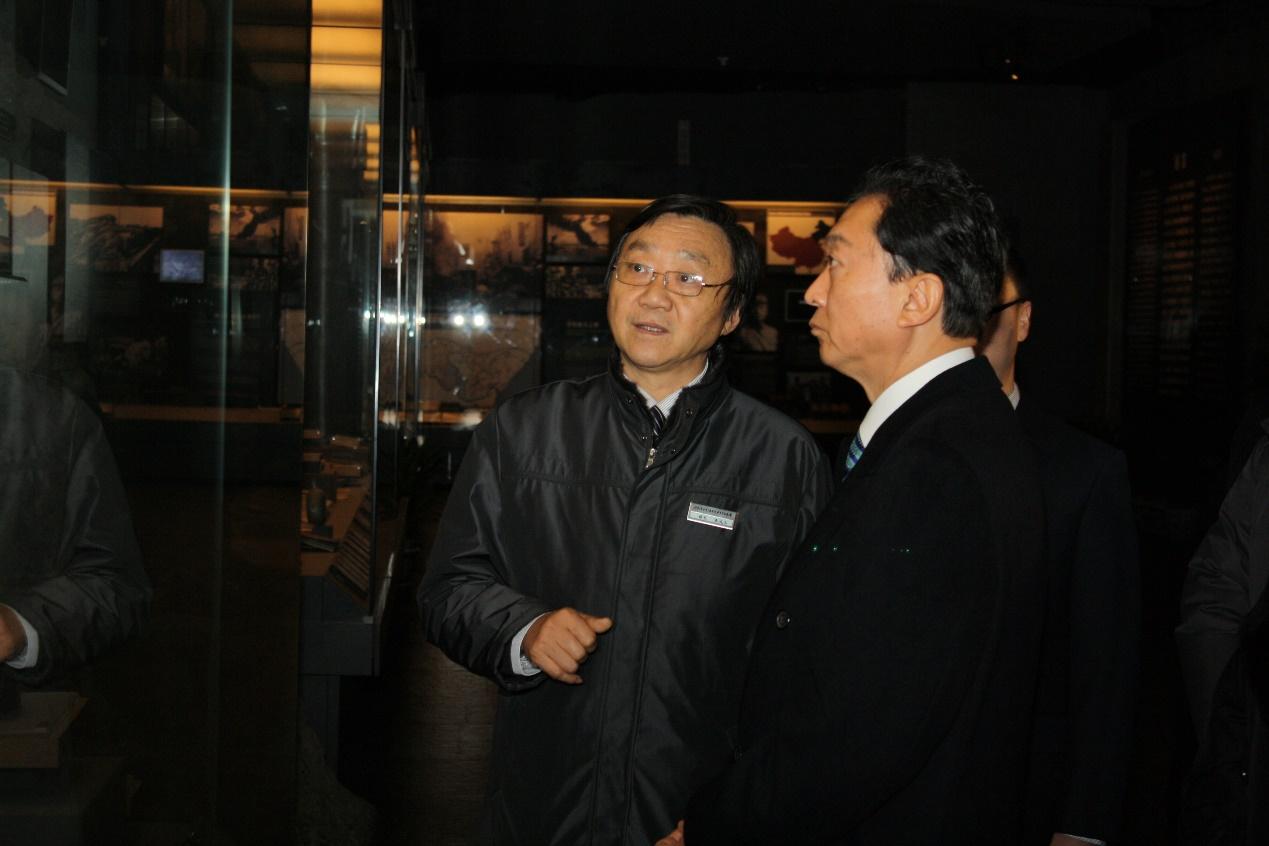 朱成山馆长向日本前首相鸠山由纪夫介绍侵华日军南京大屠杀历史事实
