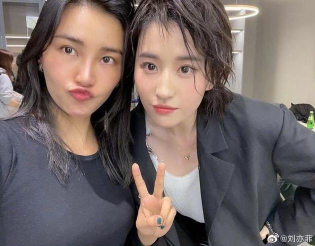 刘亦菲分享与摄影师陈漫合照