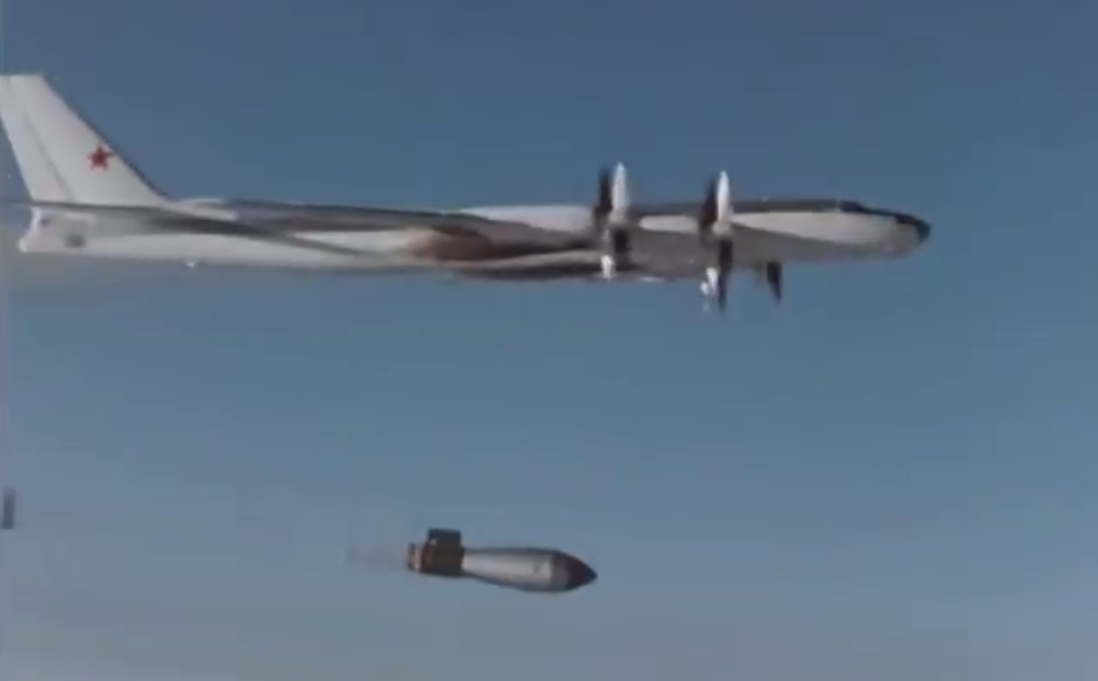 图-95V轰炸机投下体积巨大的“沙皇炸弹”