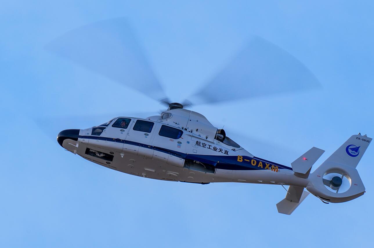 AC312E直升机飞行画面（摄影：岳书华）