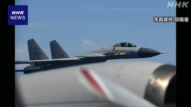 日本广播协会称,日本防卫省发布了中国舰载机在日本巡逻机左侧飞行的照片。