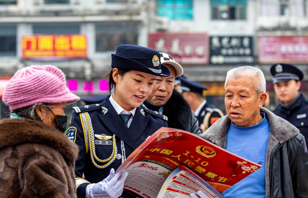 警察在贵州省黔西市水西广场为市民宣传防电信诈骗知识（2026年1月10日摄）。新华社发（范晖摄）