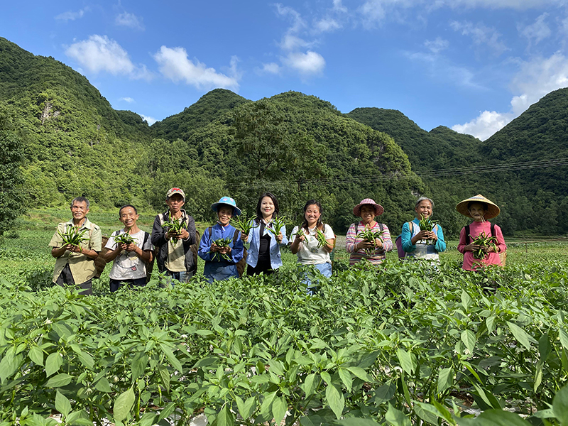 包爱明(左五)与当地农民共享丰收喜悦