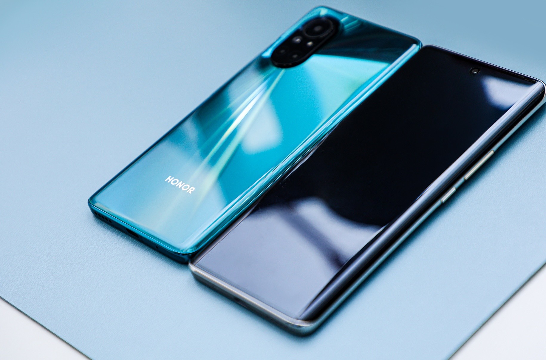 荣耀发布5g手机新品告别半斤机从轻出发