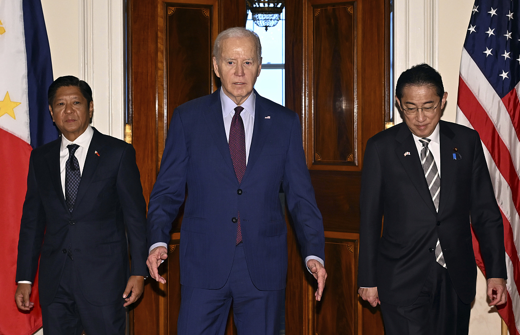 美国总统拜登和日本首相岸田文雄在华盛顿白宫举行三方峰会前合影