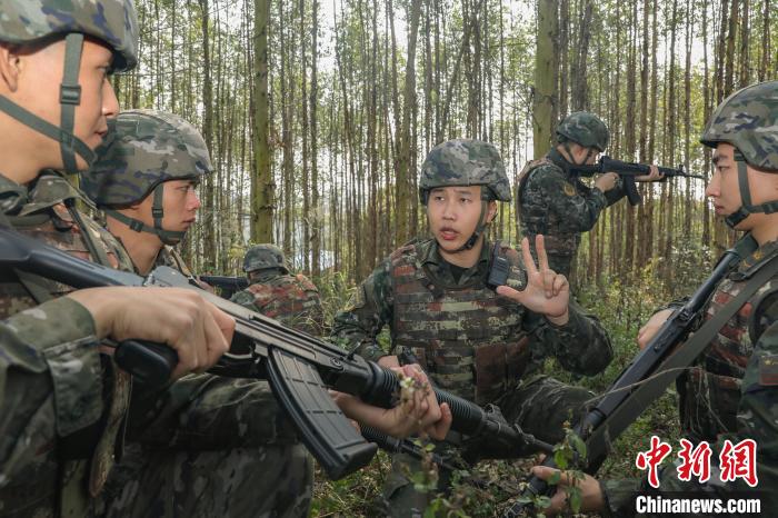 突击组逼近目标，准备开展行动。 刘承润 摄