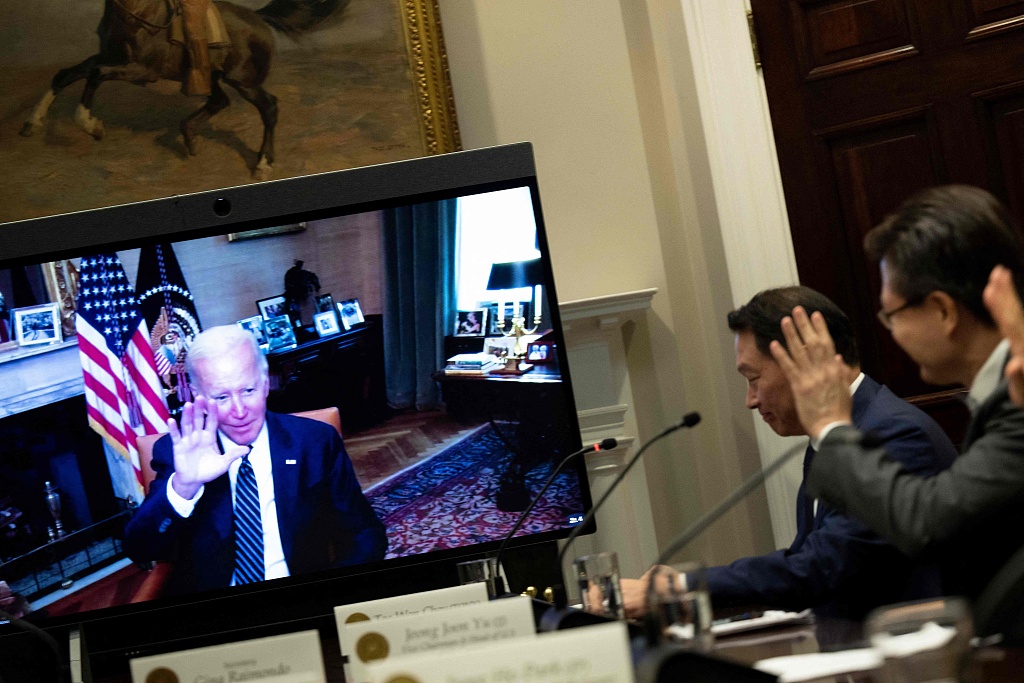 崔泰源于当地时间26日同美国总统拜登举行视频会谈.图源:视觉中国