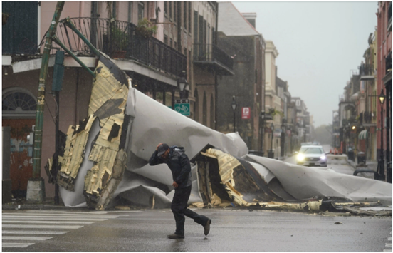 路易斯安那州新奥尔良市一幢建筑的屋顶被飓风“艾达”掀掉 图自美媒