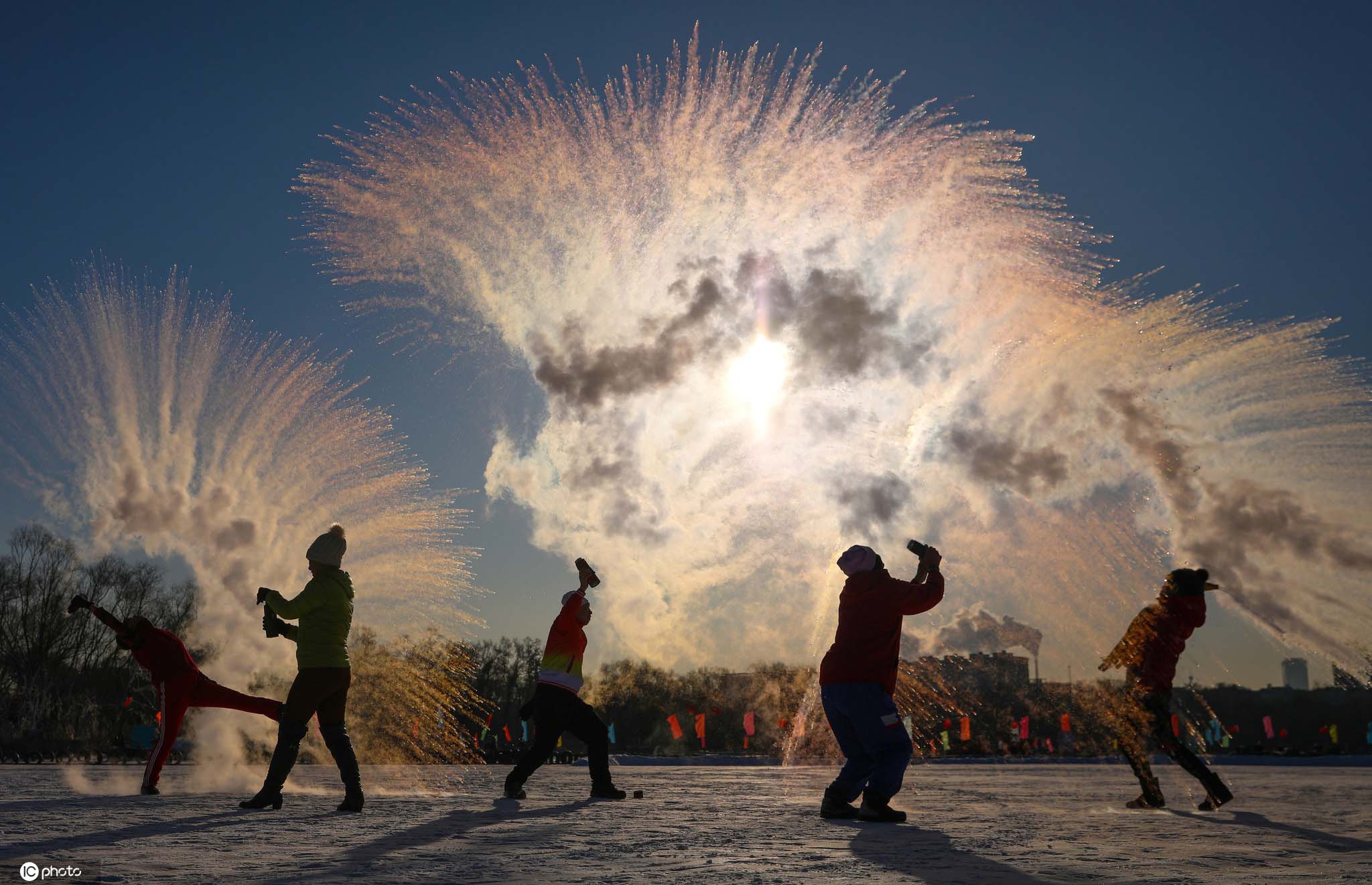 27℃沈阳市民玩泼水成冰 画面美哭