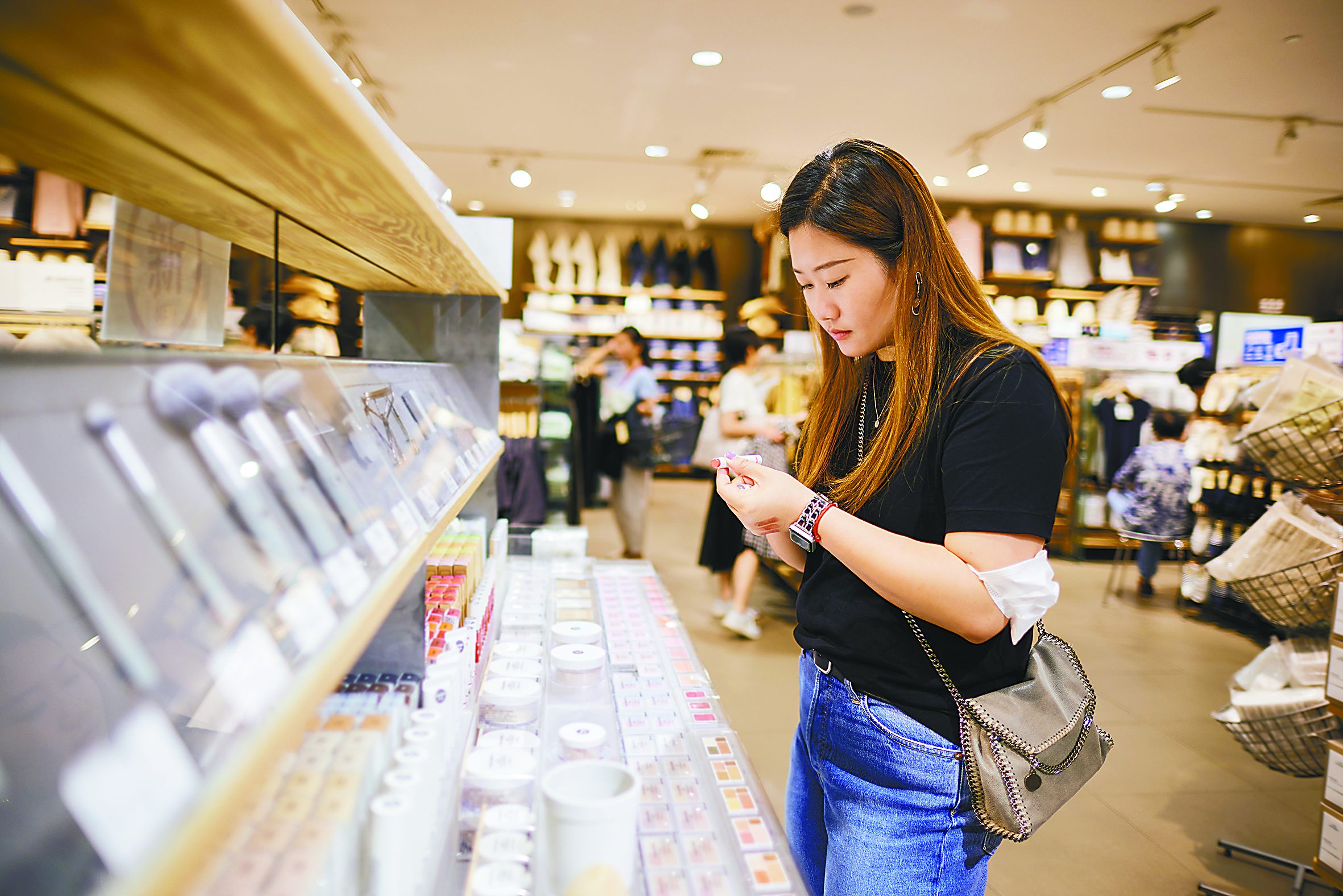 一名顾客正在店内挑选化妆品.