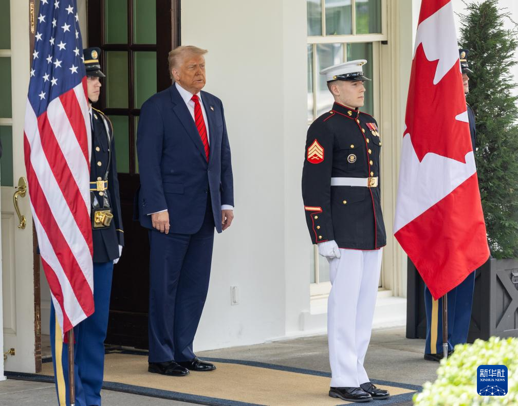 5月6日,美国总统特朗普(左二)在华盛顿白宫迎接到访的加拿大总理卡尼。新华社记者 胡友松 摄