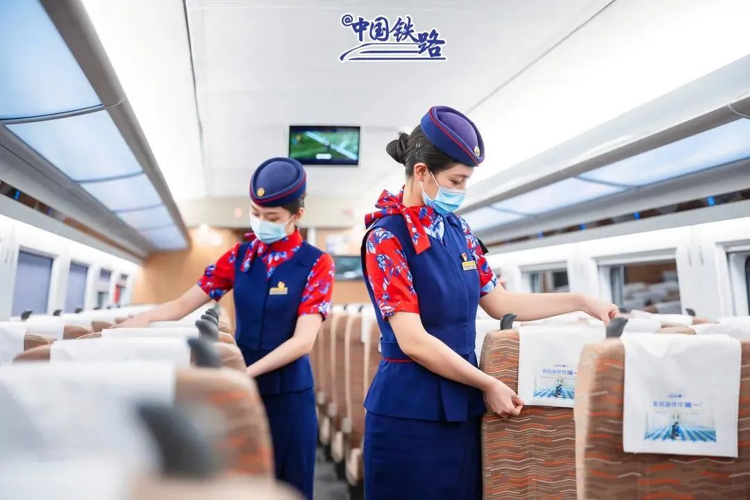 高铁上新乘务组惊艳亮相