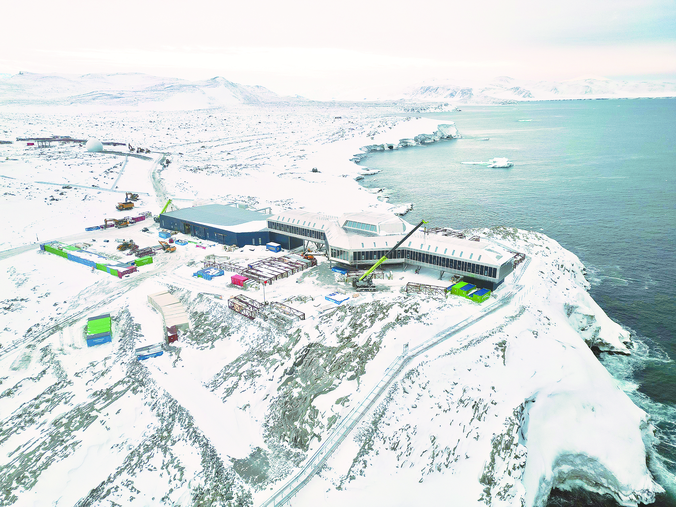 形如“南十字星”的秦岭站站区(受访者供图)