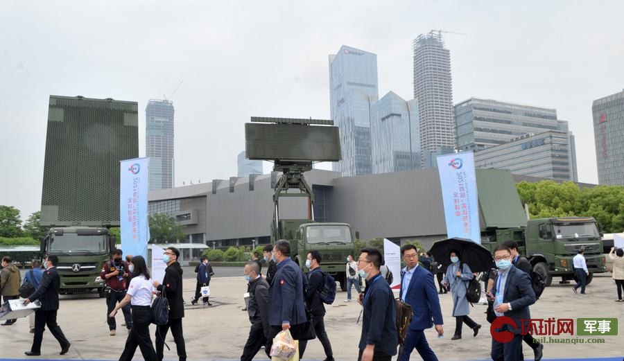 4月22日，观众在第九届世界雷达博览会上参观。 杨铁虎 摄