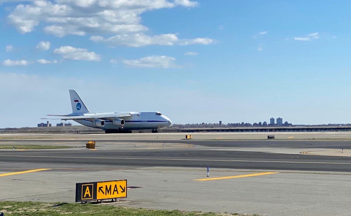 俄罗斯军方的安-124运输机抵达纽约肯尼迪国际机场