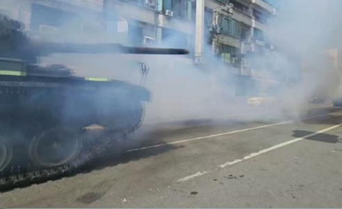 台陆军操演，CM-11坦克被拍到冒出大量黑烟与白烟。图源：台媒