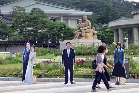 粉絲會於當地時間7日在青瓦臺噴泉廣場設置了尹錫悅夫婦的人形立牌