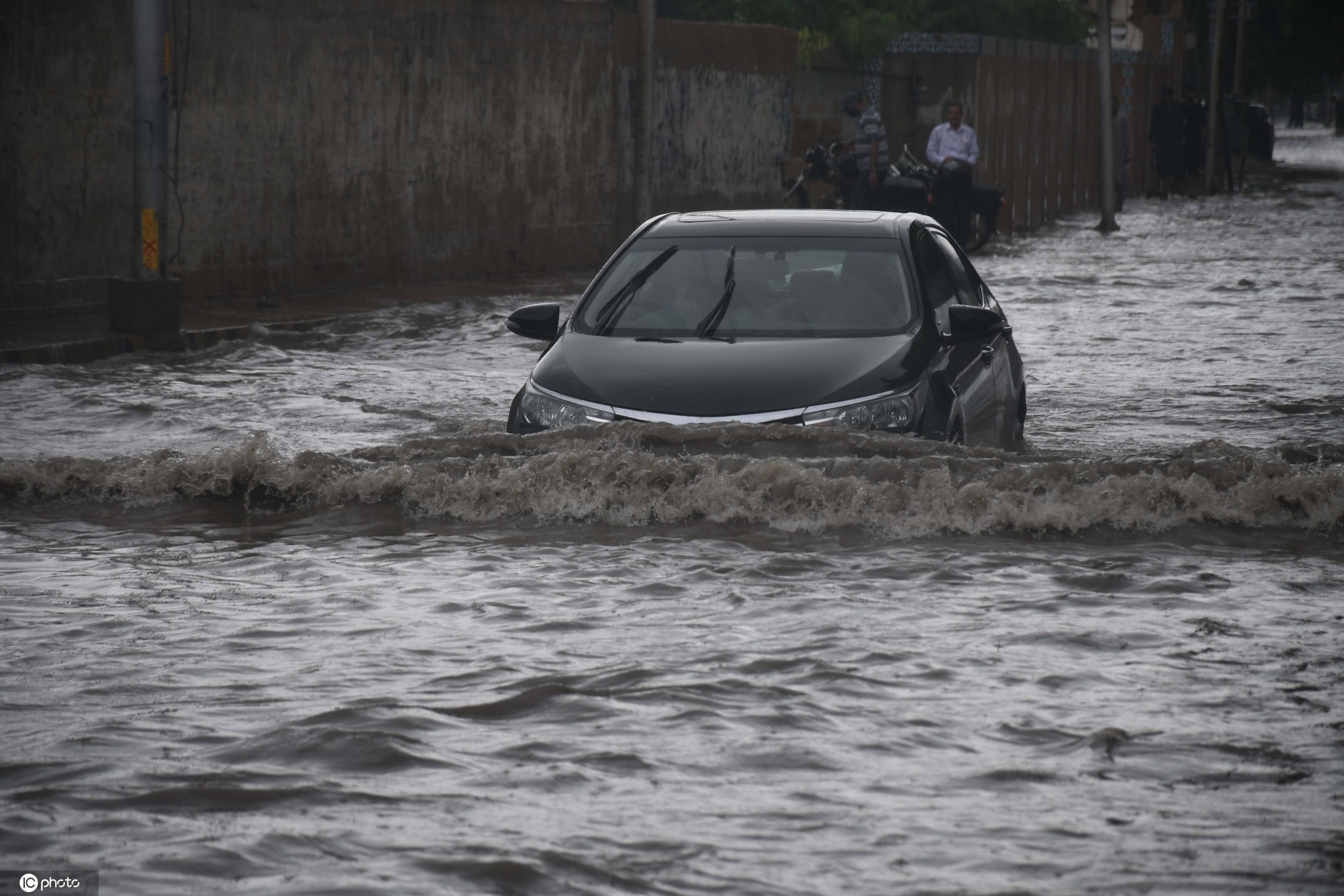 巴基斯坦卡拉奇迎强降雨街道被淹没行人车辆涉水前行