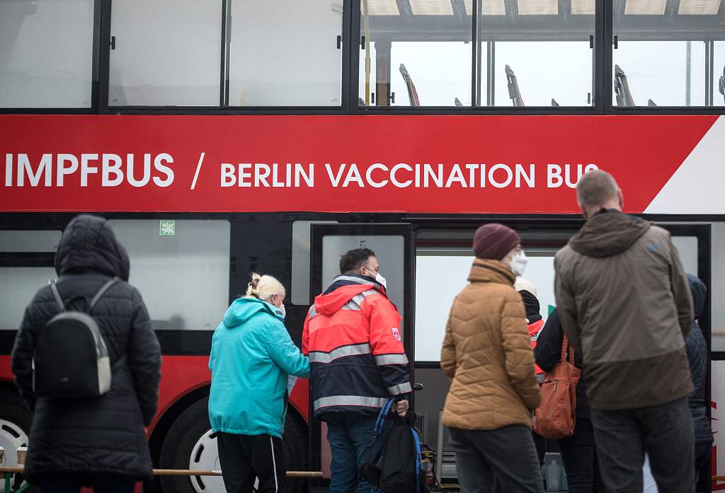 德国市民排队打疫苗
