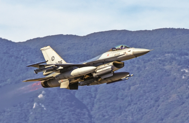 参加“坚定正午”核演习的荷兰F-16战斗机。资料图 图源：中国国防报