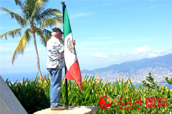 在教堂山顶登高望远的游客 于世文 摄