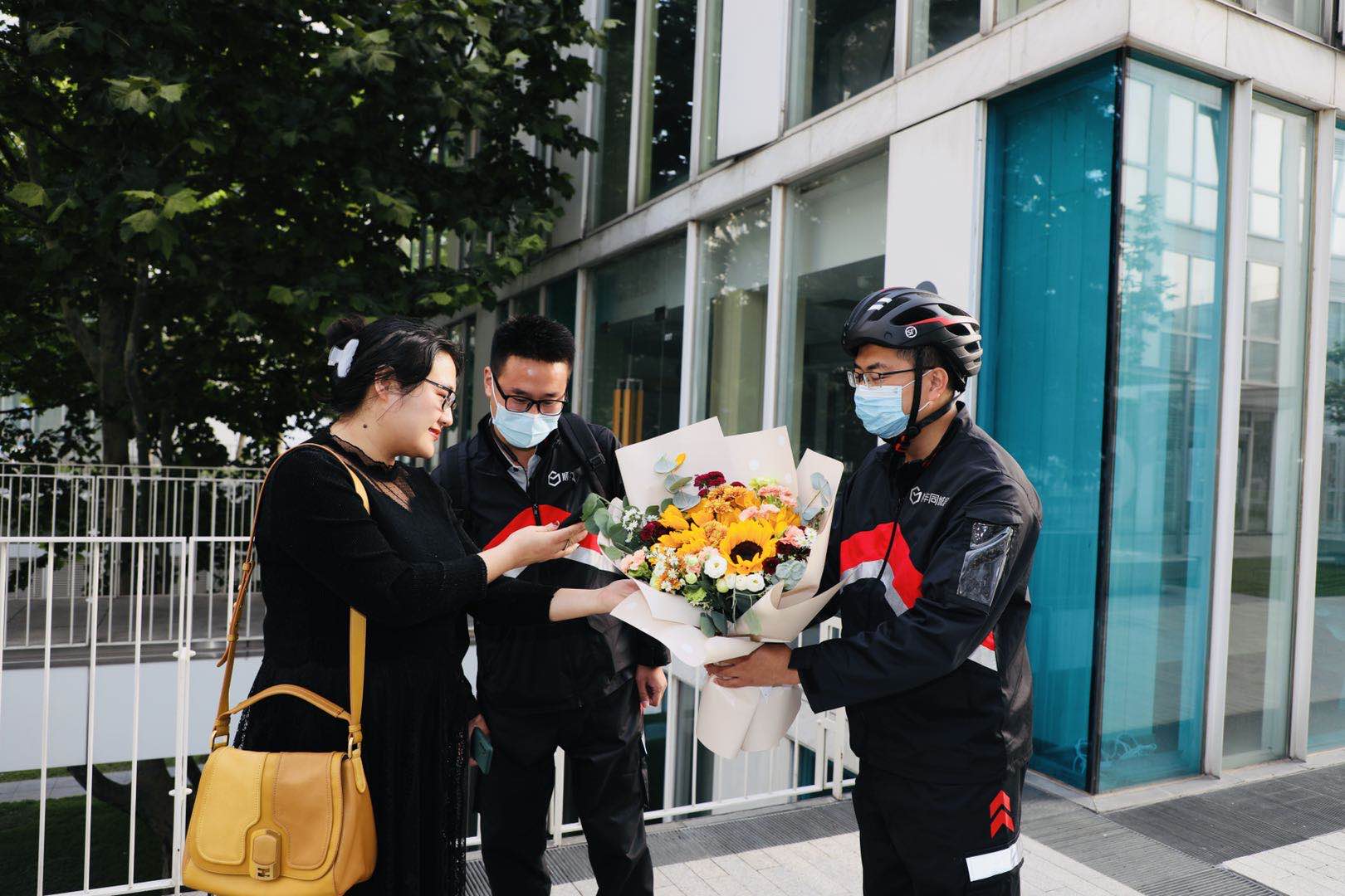 顺丰同城急送将鲜花送达客户手中，客户在给骑手验证收件码